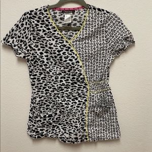 Heartsoul scrub top Leopard print size xs